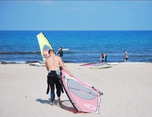 Arrastrando el material de windsurf hasta el agua